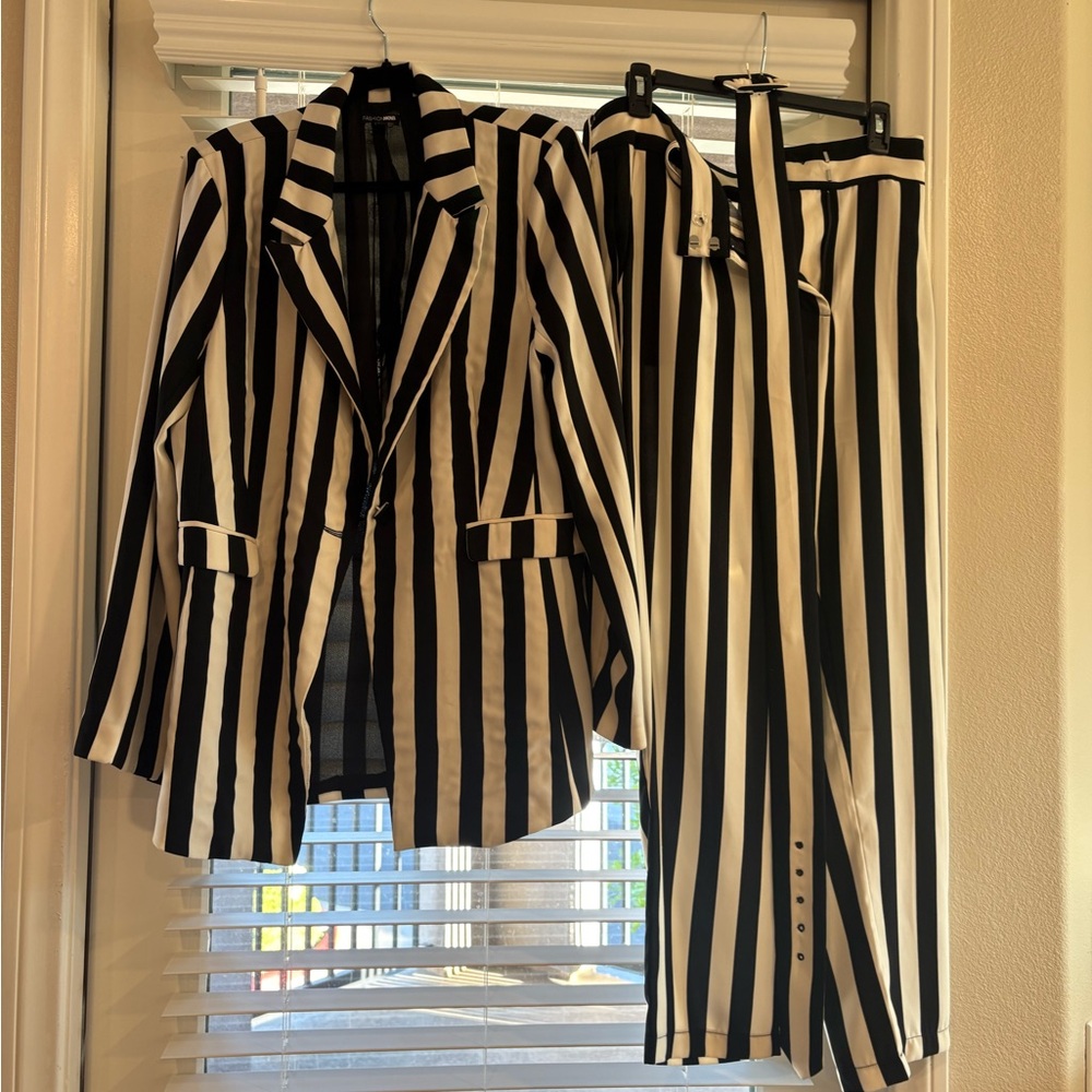 Pre OWNED Fashion Nova Black and White Striped Blazer and Pants Set XL